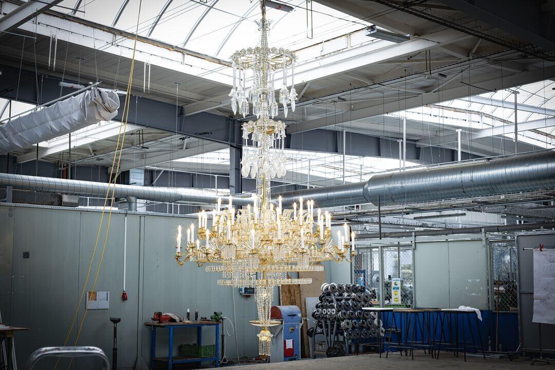 Křišťálový lustr z Hejnic se vrací do chrámu po obnově